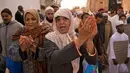 Sejumlah muslim Maroko berdoa meminta hujan usai menjalankan Salat Istisqa di dekat Kota Rabat, Maroko (24/11). (AFP Photo/Fadel Senna)