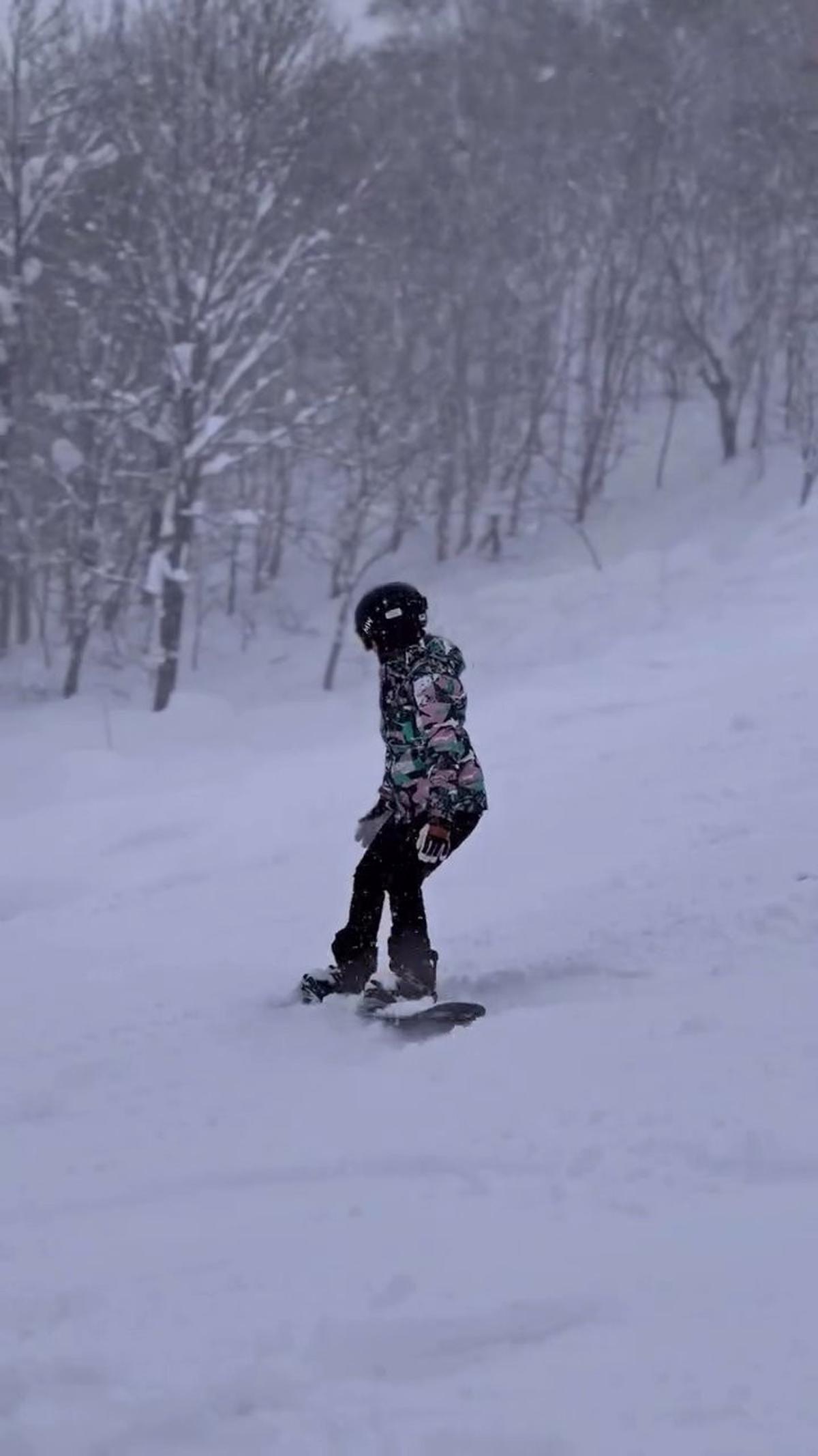 8 Potret Natasha Wilona Lakukan Snowboard di Tengah Salju, Aksinya Keren
