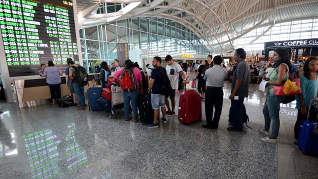 Wajah resah ribuan wisatawan terlantar di Bandara Ngurah Rai