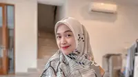 Gaya Hijab Segi Empat Motif Ala Ria Ricis. (Dok. Instagram/@riaricis1795/https://www.instagram.com/p/Co6SVv-pbVU/Dyra Daniera)