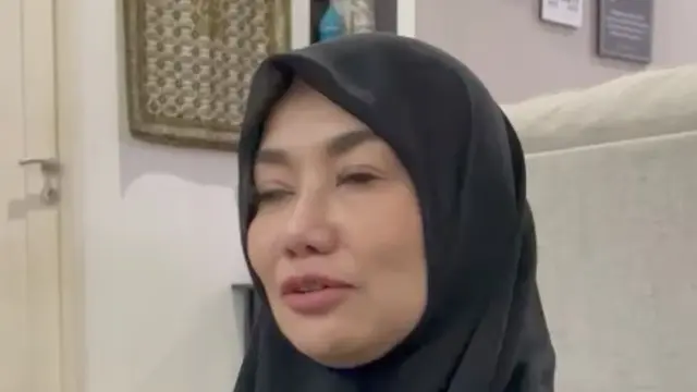 Reza Artamevia memimpin pembacaan doa sholawat Nabi Muhammad SAW di pengajian Umi Pipik (https://www.instagram.com/p/CZHdGwMvNDp/)