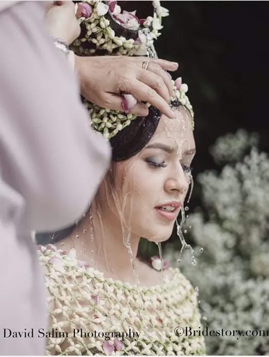Setelah itu, acara dilanjutkan dengan ngaras adat Sunda dan siraman.  Prosesi ini sebagai simbul pembersihan lahir batin pada pasangan yang akan melepas masa lajangnya. (Instagram/thebridestory)
