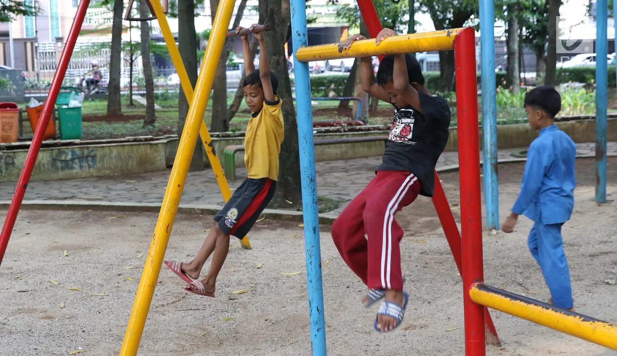 Anak-anak bermain di area Taman Puring , Jakarta, Jumat (11/1). Pemprov DKI Jakarta berencana merevitalisasi lima taman, diantaranya Taman Tebet, Taman Puring, Taman Tugu Tani, Taman Mataram, dan Taman Langsat. (Liputan6.com/Helmi Fithriansyah)