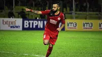 Marcel Sacramento (Semen Padang) saat merayakan golnya ke gawang PS TNI (26/6/2016). (Bola.com/Arya Sikumbang)