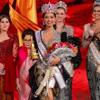 Agnes berhasil memberikan jawaban yag menyentuh hati pada sesi tanya jawab dengan dewan juri. [Dok/Puteri Indonesia]