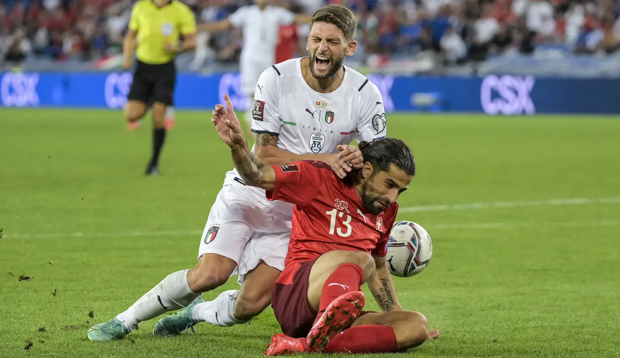 Pada awal babak kedua di menit ke-51 Italia memperoleh hadiah penalti setelah melalui rekaman VAR Domenico Berardi terbukti dijatuhkan oleh Ricardo Rodriguez di kotak penalti. (Foto: Keystone via AP/Georgios Kefalas)