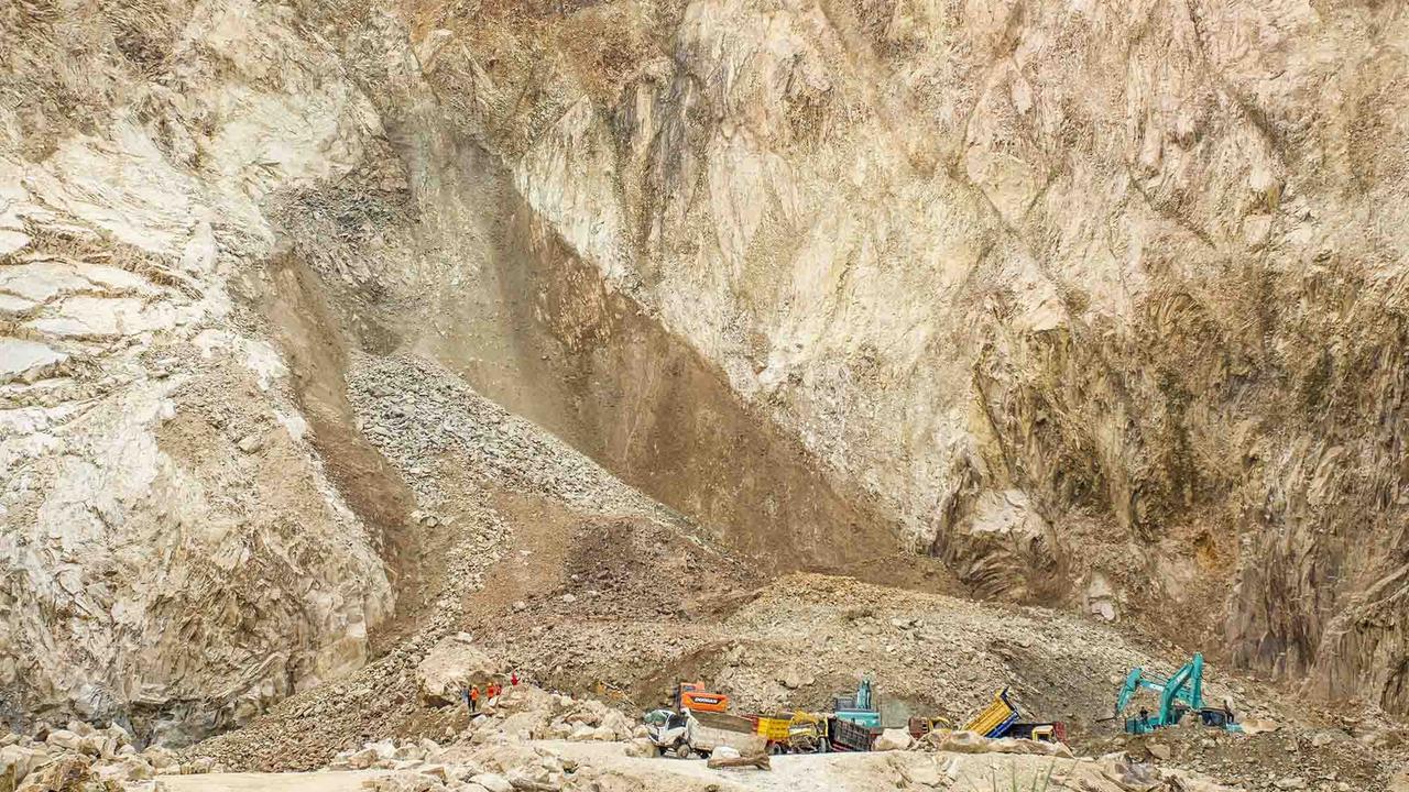 FOTO: !4 Penambang Galian C Tewas dan 8 Lainnya Masih Tertimbun Longsor Di Gunung Kuda Cirebon
