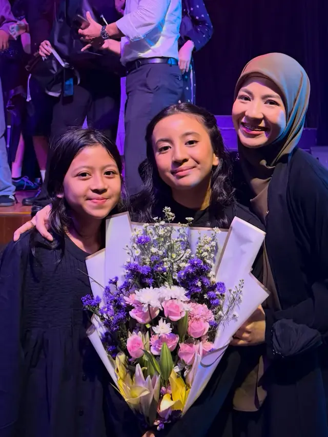 Natasha Rizky Hadiri Wisuda Putri Sulung. [@natasharizkynew]