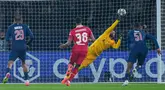 Alisson Becker, kiper Liverpool, baru saja mencatatkan momen bersejarah dalam kariernya saat menghadapi Paris Saint-Germain (PSG) pada leg pertama babak 16 besar Liga Champions. (AP Photo/Aurelien Morissard)