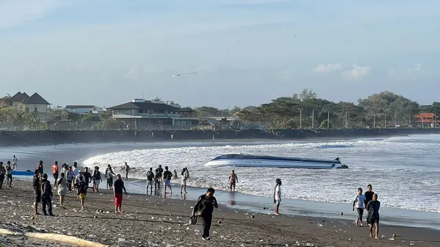 insiden kecelakaan kapal Fastboat Bali Dolphin Cruise 2, di alur masuk Pelabuhan Sanur pada Selasa, 5 Agustus 2025. (Foto: Kemenhub)