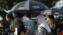 Aktivis saat melakukan Aksi Kamisan ke-604 di depan Istana Merdeka, Jakarta, Kamis (3/9/2019). Aksi Kamisan ke-604 mendesak pemerintah menuntaskan beragam kasus pelanggaran HAM masa lalu, selain itu mereka juga berdiskusi tentang #reformasidikorupsi. (Liputan6.com/Helmi Fithriansyah)