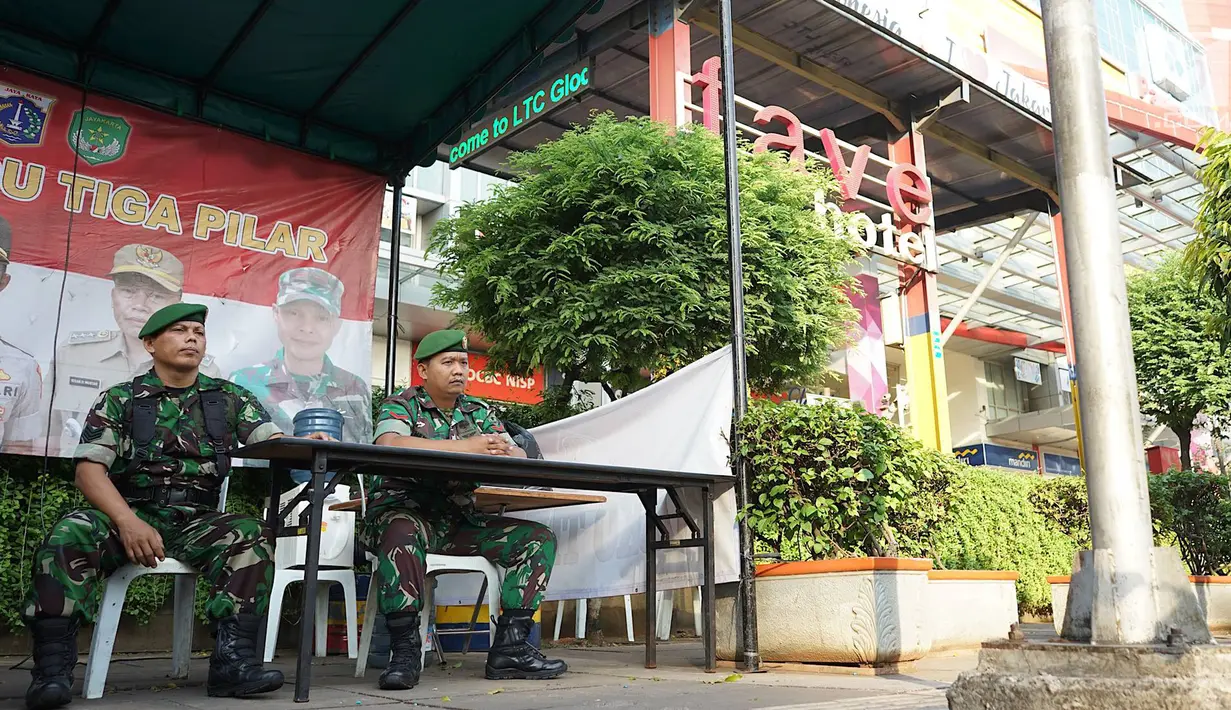 Personel TNI berjaga di Posko Terpadu kawasan Glodok, Jakarta, Selasa (21/5). Rampungnya rekapitulasi suara Pemilu 2019 membuat pengamanan di sejumlah titik strategis turut diperketat. (Liputan6.com/Immanuel Antonius)