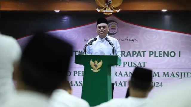 Wakil Ketua Umum Dewan Masjid Indonesia (DMI) saat mengukuhkan Pengurus Pusat Ittihad Persaudaraan Imam Masjid (IPIM).
