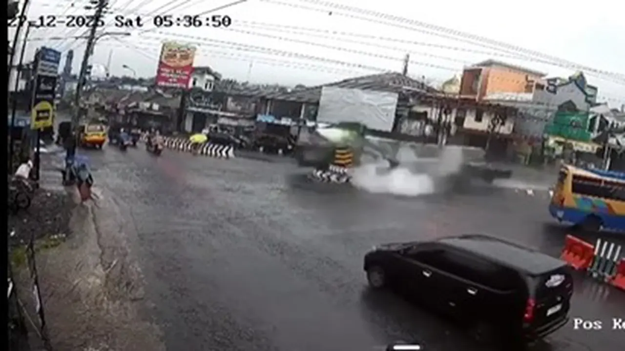 Truk Tronton Bermuatan 38 Ton Keramik Hantam Pemotor dan Tugu di Wonosobo