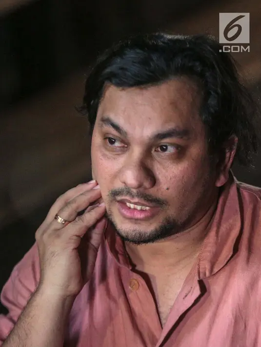 Penyanyi sekaligus dokter bedah, Tompi memberi keterangan terkait wajah bengkak Ratna Sarumpaet di Jakarta, Rabu (3/10). Menurut Tompi, jika seseorang dianiaya kecil kemungkinan jika di wajahnya terdapat memar yang sama besar. (Liputan6.com/Faizal Fanani)