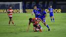 Pemain Persib Bandung, Uilliam Barros mencoba merebut bola dari pemain Madura United pada laga pekan ke-23 BRI Super League 2025/2026 di Stadion Gelora Bandung Lautan Api (GBLA), Kota Bandung, Kamis (26/2/2026) malam WIB. (Bola.com/Erwin Snaz)
