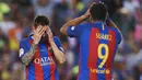 Striker Barcelona, Lionel Messi  dan Luis Suarez tampak kecewa usai pertandingan melawan Eibar pada laga pekan terakhir La Liga di Camp Nou, Minggu (21/5/2017). Barcelona menang 4-2. (EPA/Alenjandro Garcia)