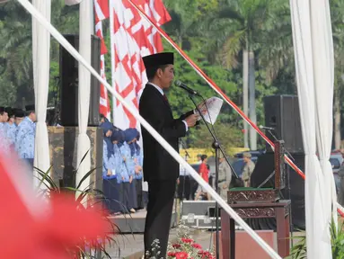 Gubernur DKI Jakarta Joko WIdodo menjadi inspektur upacara HUT Ke-69 Kemerdekaan RI di Monumen Nasional, Jakarta, Minggu (17/8/14). (Liputan6.com/Herman Zakharia)