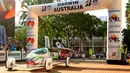 Mobil tenaga surya asala Afrika Selatan, Naledi memulai balapan pada hari pertama di Darwin, Australia (8/10). Para peserta balapan ini harus melewati lintasan sepanjang 3.000 kilometer. (AFP Photo/World Solar Challenge 2017/Scott Barbour)