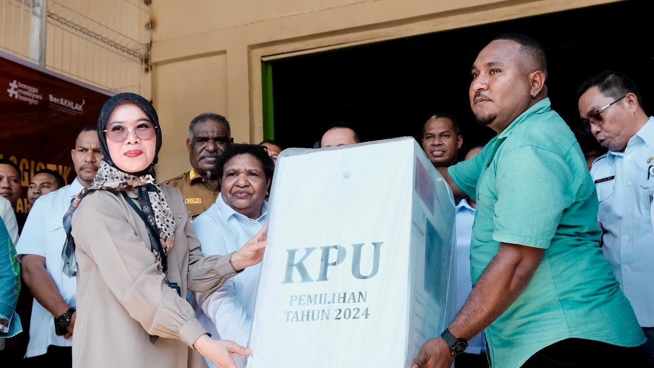 Wamendagri Ribka Haluk Lepas Distribusi Logistik PSU Pilgub Papua