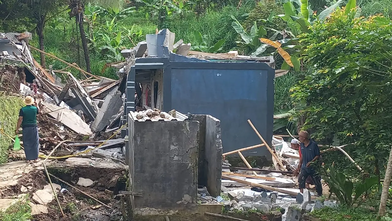 Pesantren di Sukabumi ambruk akibat tanah bergerak