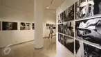Pengunjung mengamati karya yang dipajang dalam pameran fotografi Permata PhotoJournalist Grant (PPG) 2016 Angkatan VI di Erasmus Huis, Jakarta, Jumat (24/3). Pameran tersebut menggambil tema Trust. (Liputan6.com/Immanuel Antonius)