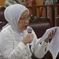 Terdakwa kasus dugaan penyebaran berita bohong atau hoaks Ratna Sarumpaet sedang membacakan pledoi saat sidang lanjutan di PN Jakarta Selatan, Selasa (18/6/2019). Sidang tersebut beragenda pembacaan pledoi atau nota pembelaan dari terdakwa. (Liputan6.com/Herman Zakharia)