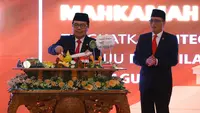 Ketua Mahkamah Agung RI Muhammad Syarifuddin memotong tumpeng sebagai wujud syukur usia 78 tahun Mahkamah Agung.