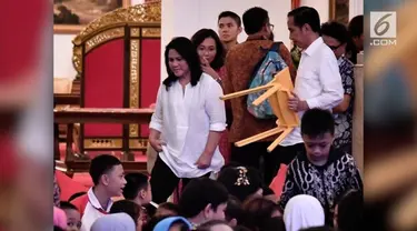 Presiden Jokowi mengundang ratusan anak ke Istana Negara untuk bersama-sama menyaksikan film Kulari ke Pantai. Uniknya, Presiden mengangkat kursinya sendir di tengah kerumunan anak-anak.