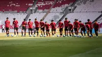 Pemain Timnas Indonesia U-17 melakukan latihan persiapan menjelang Piala Dunia U-17 2023 di Stadion Utama Gelora Bung Karno (SUGBK), Senayan, Jakarta, Senin (30/10/2023). (Bola.com/Bagaskara Lazuardi)