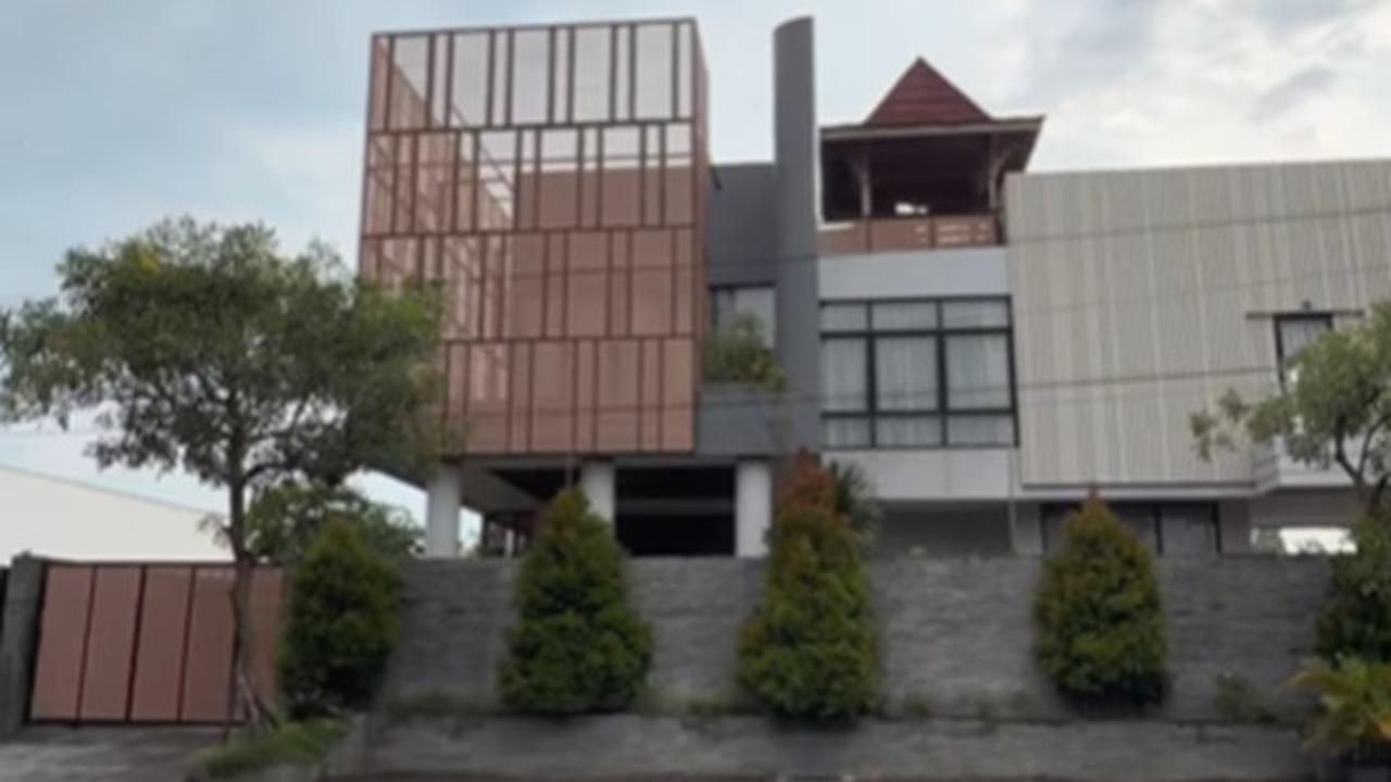 7 Potret Tampilan Depan Rumah Denny Caknan di Ngawi, Kombinasi Batu Alam dan Tanaman