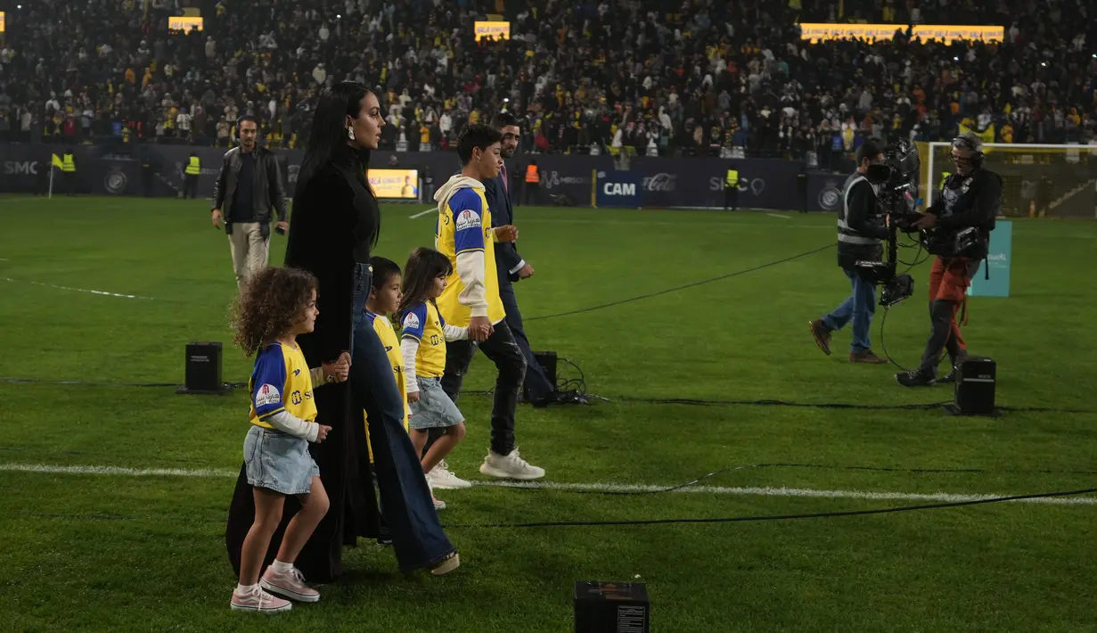 Georgina Rodriguez bersama anak-anaknya menghadiri upacara penyembutan sang kekasih yang juga pesepakbola asal Portugal, Cristiano Ronaldo sebagai pemain baru Al Nassr di Stadion Mrsool Park, di ibu kota Saudi, Riyadh, Selasa (3/1/2023). Kehadiran Georgina Rodriquez juga menyedot perhatian, terutama dalam segi berpakaian. (AP Photo/Amr Nabil)