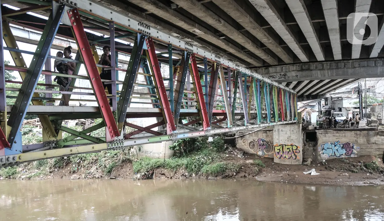 Aktivitas warga di dekat lokasi pembebasan lahan untuk proyek Normalisasi Ciliwung di Rawajati, Jakarta Selatan, Rabu (9/11/2022). Pejabat (PJ) Gubernur DKI Heru Budi Hartono menargetkan akan menggarap Normalisasi Ciliwung sepanjang 4,8 kilometer dengan mengusulkan anggaran sekitar Rp 700 miliar dalam Rancangan APBD 2023. (merdeka.com/Iqbal S Nugroho)
