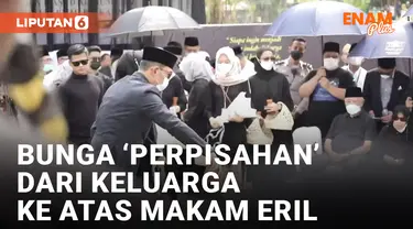 Ridwan Kamil dan Keluarga Taburkan Bunga ke Atas Makam Eril