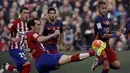 Pemain Atletico Madrid, Diego Godin, membuang bola dari jangkauan penyerang Barcelona, Neymar. Berkat kemenangan itu Barca berhasil ke puncak La Liga. (Reuters/Albert Gea)