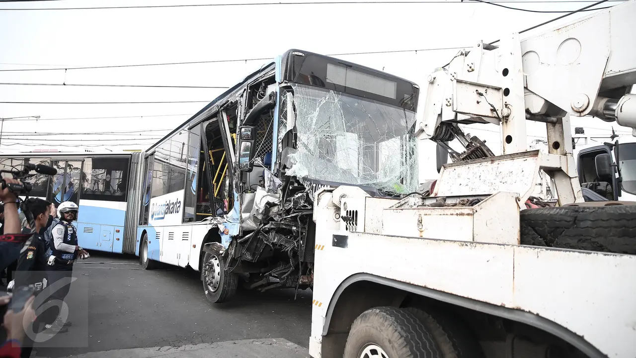 Transjakarta Ditabrak Kereta di Mangga Dua