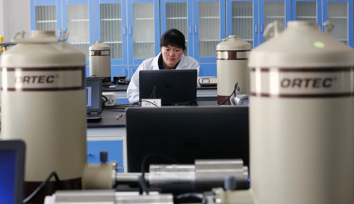 Seorang peneliti bekerja di x-Ray laboratorium analisis Center of Excellence di Pusat Keamanan Nuklir, Beijing, China, Jumat (18/3). Pusat Keamanan Nuklir ini merupakan hasil kerjasama China dan Amerika Serikat. (REUTERS/Kim Kyung-Hoon)