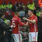 Bek Manchester United Marcos Rojo (kiri) mengalami cedera dan harus diganti Phil Jones pada laga melawan Reading di Old Trafford, Manchester, Sabtu (7/1/2017). (AP Photo/Rui Vieira)