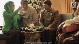 Ibu dari calon pengantin laki-laki, Bobby Nasution menyuapi usai prosesi siraman di Hotel Alila, Solo, Selasa (7/11). Prosesi siraman ini digelar secara adat Jawa. (Liputan6.com/Pool/All Seasons Photo)