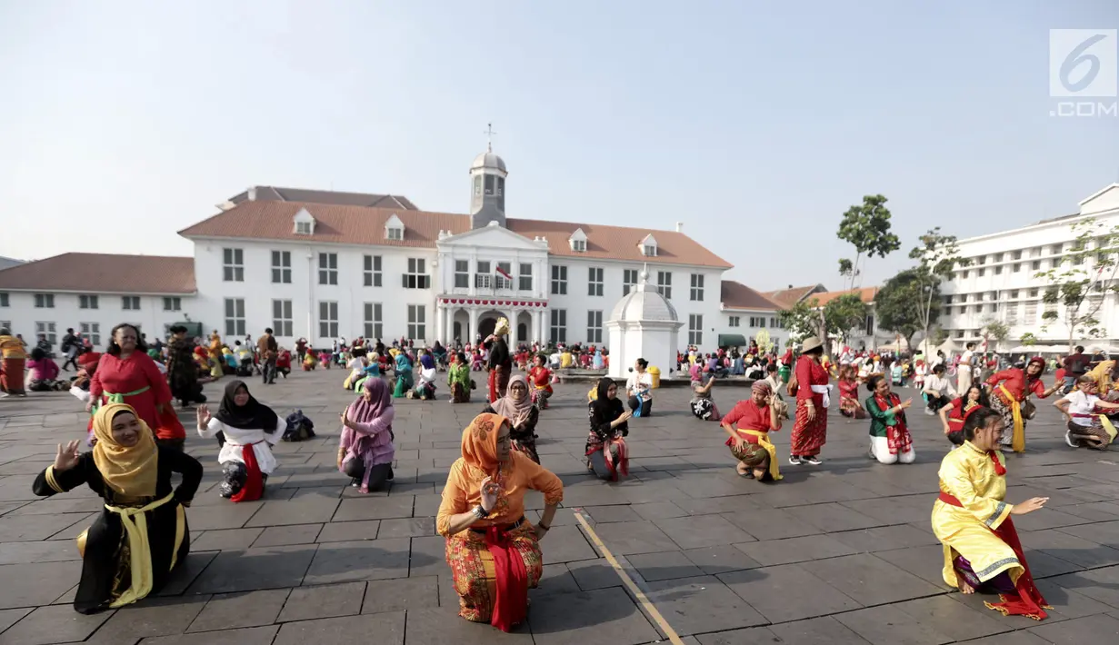Masyarakat saat mengikuti flashmob Tari Cokek di kawasan Kota Tua, Jakarta, Minggu (18/8/2019). Kegiatan ini digelar dalam rangka memeriahkan perayaan HUT ke-74 Republik Indonesia sekaligus melestarikan tari asal Betawi tersebut. (merdeka.com/Iqbal S. Nugroho)