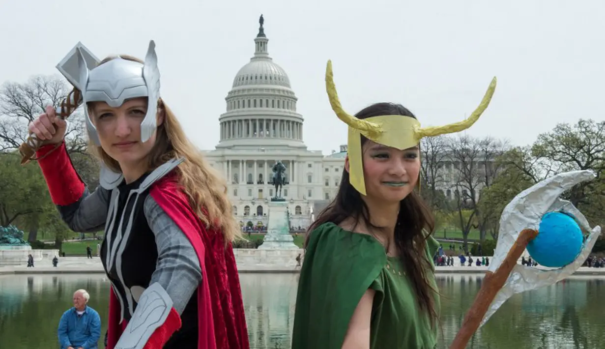 Dua orang wanita berkostum Thor dan Loki saat diacara memecahkan rekor dunia untuk karakter buku komik terbanyak dunia, Washington DC, (18/4/2014) (AFP Photo/Paul J. Ricards).