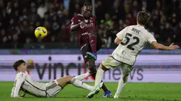 Berhadapan dengan Salernitana, AS Roma tampil dominan dan unggul dalam penguasaan bola di lapangan. (Alessandro Garofalo/LaPresse via AP)