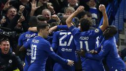 Para pemain Chelsea merayakan gol yang dicetak Willian ke gawang Barcelona pada laga Liga Champions di Stadion Stamford Bridge, London, Selasa (20/2/2018). Chelsea sementara unggul 1-0 atas Barcelona. (AFP/Ian Kington)