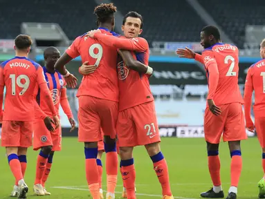 Pemain Chelsea merayakan gol yang dicetak Tammy Abraham ke gawang Newcastle United pada laga lanjutan Liga Inggris di St James Park, Sabtu (21/11/2020) malam WIB. Chelsea menang 2-0 atas Newcastle United. (AFP/Lindsey Parnaby/pool)