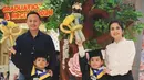Bangga kepada sang buah hati yang sebentar lagi akan masuk SD, Kadek dan Dewa juga memberikan ciuman sayang kepada Magha dan Degha. Dalam momen tersebut, Kadek Devi tampil elegan dengan atasan putih dan bawahan rok berwarna hitam. (Liputan6.com/IG/@dewayoga_07)