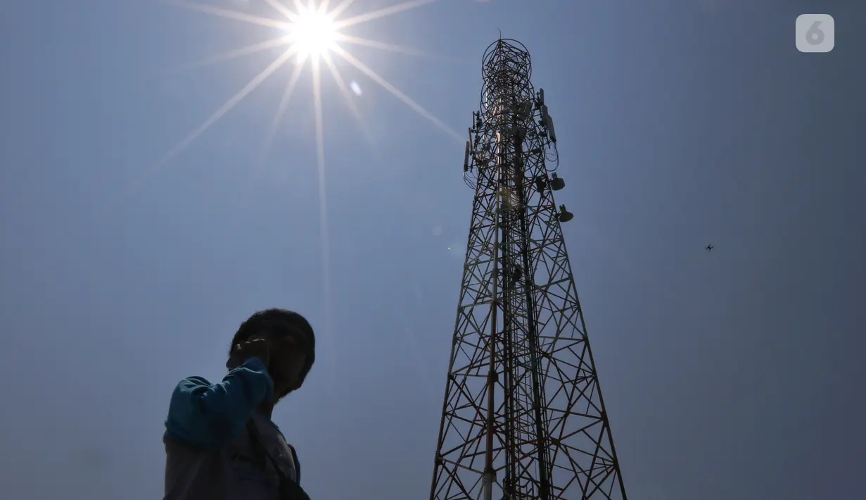 Wisatawan melakukan telepon di dekat tower di Kepulauan Seribu, Rabu, 18/9/2019). PT Tower Bersama Infrastructure Tbk (TBIG) memiliki 26.713 penyewaan dan 15.344 site telekomunikasi tersebar di seluruh indonesia, ditargetkan akan menambah 3000 penyewaan di tahun 2019. (Liputan6.com/Johan Tallo)