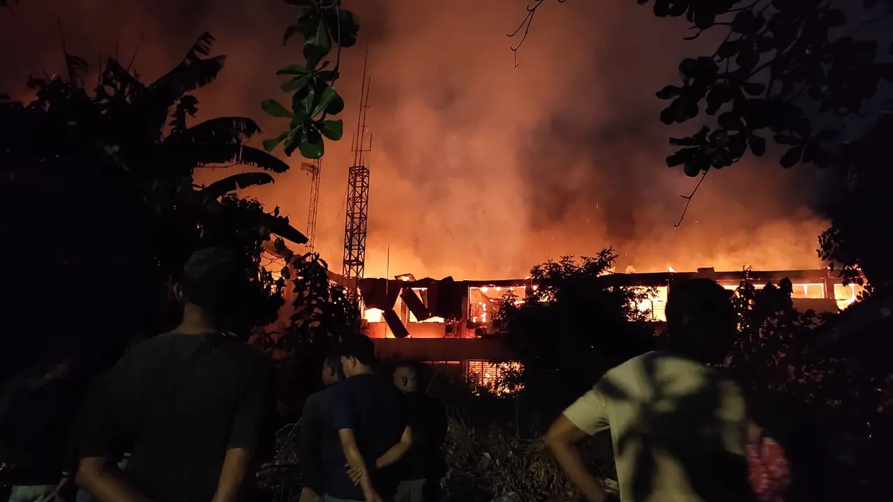 Kantor Dinas Kesehatan NTT saat terbakar (Liputan6.com/Ola Keda)