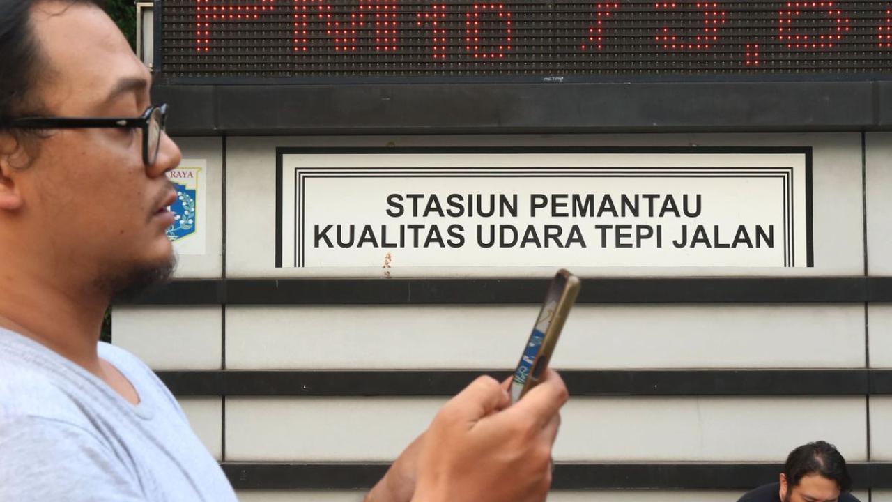 Warga melakukan pengecekan kualitas udara melalui website IQair di ponselnya di kawasan Jakarta, Rabu (16/8/2023). Hingga saat ini pemerintah belum melakukan langkah pasti untuk mengurangi polusi udara.