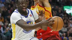 Pemain Utah Jazz, Rudy Gobert (kanan) menutup gerakan pemain Warriors, Draymond Green pada lanjutan NBA basketball game di Vivint Smart Home Arena, Salt Lake City, (30/1/2018). Utah menang 129-99. (AP/Rick Bowmer)