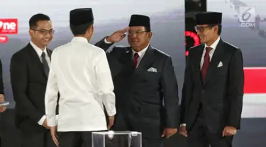 Capres dan Cawapres nomor urut 02 Prabowo Subianto-Sandiaga Uno hormat kepada Capres 01 Joko Widodo sebelum Debat Pilpres 2019 kelima di Hotel Sultan, Jakarta, Sabtu (13/4). Debat tersebut merupakan debat terakhir setelah kampanye akbar Jokowi-Ma'ruf Amin. (Liputan6.com/Johan Tallo)